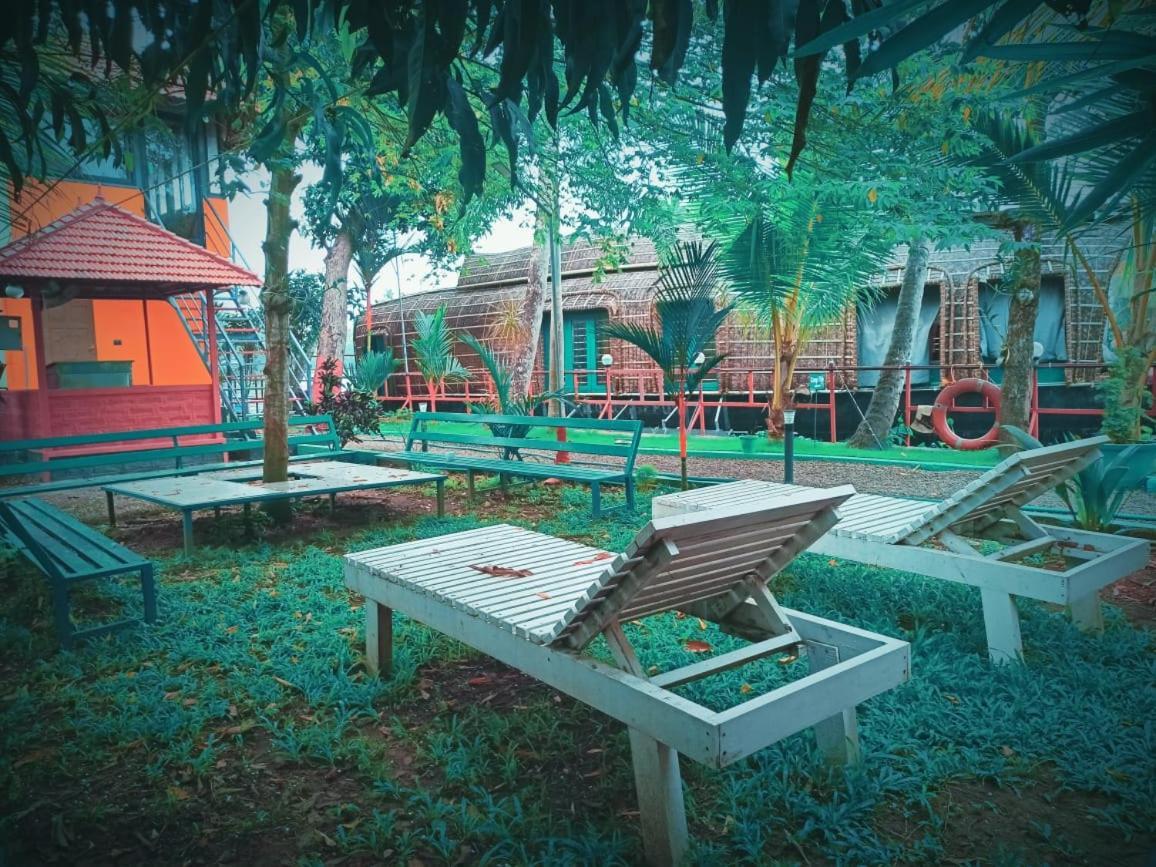 The Lake Paradise Boutique Resort Alappuzha Buitenkant foto