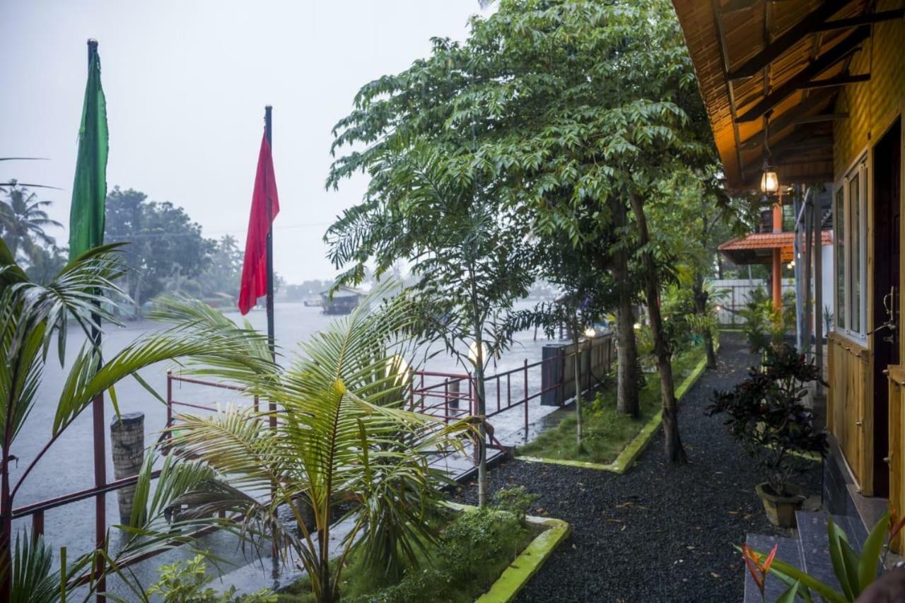 The Lake Paradise Boutique Resort Alappuzha Buitenkant foto